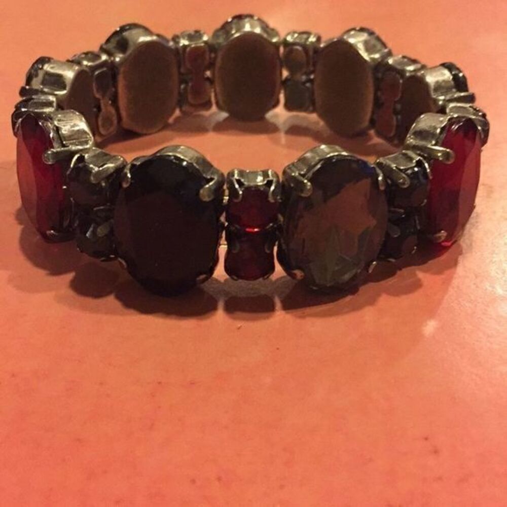 - 𝅺⭐️⭐️⭐️⭐️HOST PICK⭐️⭐️⭐️⭐️RARE , vintage multi-colored stone bracelet.